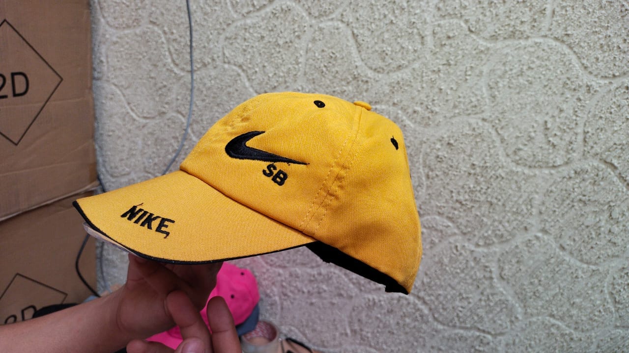 Gorra color mostaza